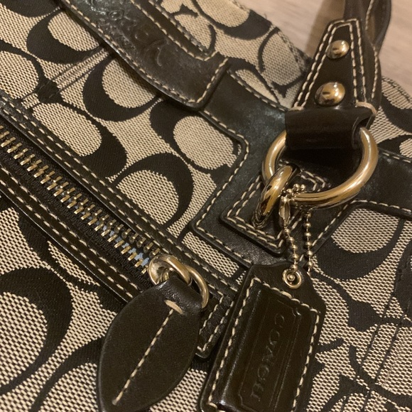 Coach bag with a matching wristlet - Picture 4 of 13